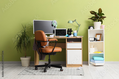 Modern home office workspac...