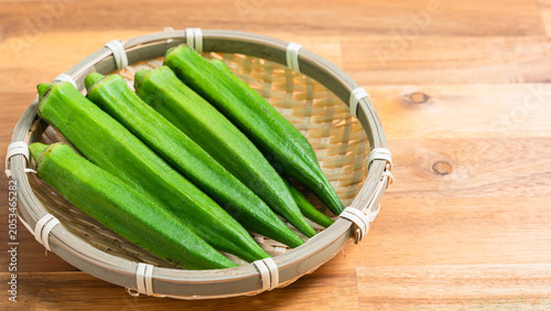 新鮮なオクラをざるに盛り付けた夏野菜のイメージ