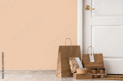Foto Contactless food delivery service with brown paper bags and coffee cups at front
