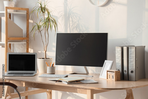Modern home office workspac...