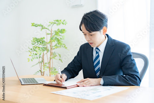 Tableau sur toile 室内で勉強をするスーツを着たビジネスマン