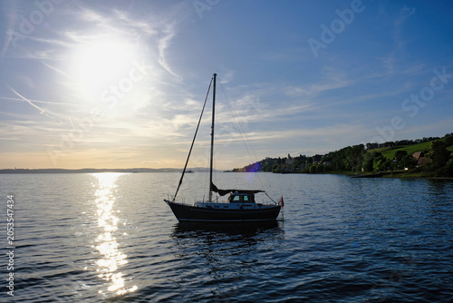 Segelboot in der Abendsonne auf dem Bodensee vor Meersburg