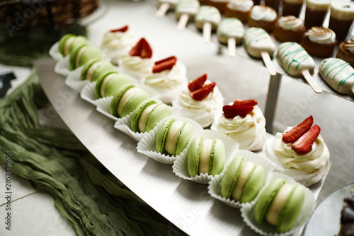 Foto Elegant macarons and meringue desserts with strawberries displayed on a wedding sweet table