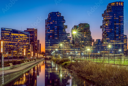 Foto Photo taken during the blue hour over the water along Maurice Ravellaan, with th