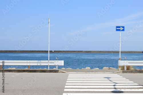 海辺の横断歩道