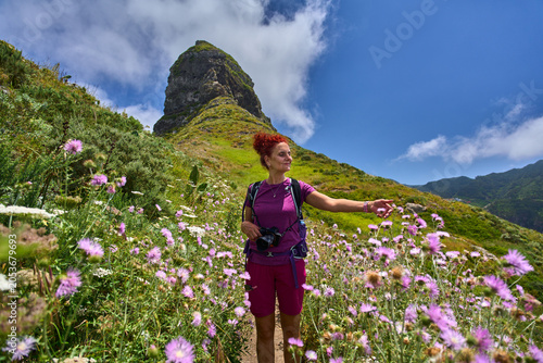 Φωτογραφία Hiker among thistles below Roque de Taborno