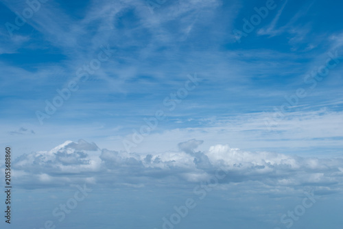ciel bleu nuageux