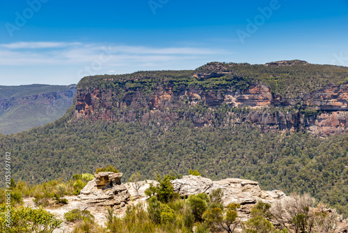 Bild auf Leinwand Walls Lookout, a panoramic view of the Blue Mountains National Park in New South Wales, Australia, featuring a lush valley, rugged cliffs, and a clear blue sky