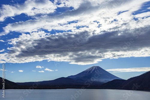 富士山と雲　山梨県本栖湖にて