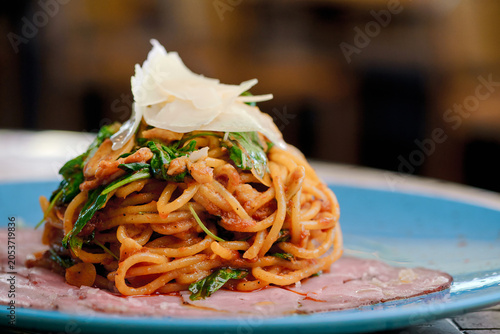 Obraz na płótnie Spaghetti with tomato sauce and cheese on blue plate