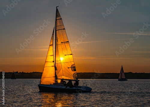 goldene Abendsonne läßt ein Segel erleuchten 
