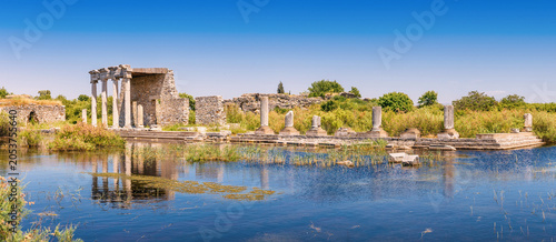 Fotografie Ancient Greek and Roman historical site, the Faustina Baths, remains standing in