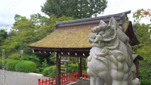 京都 建勲神社 狛犬と手水舎