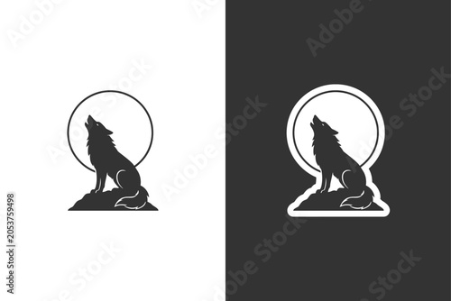 Foto A stark silhouette of a wolf howling at a full moon from a rocky outcrop