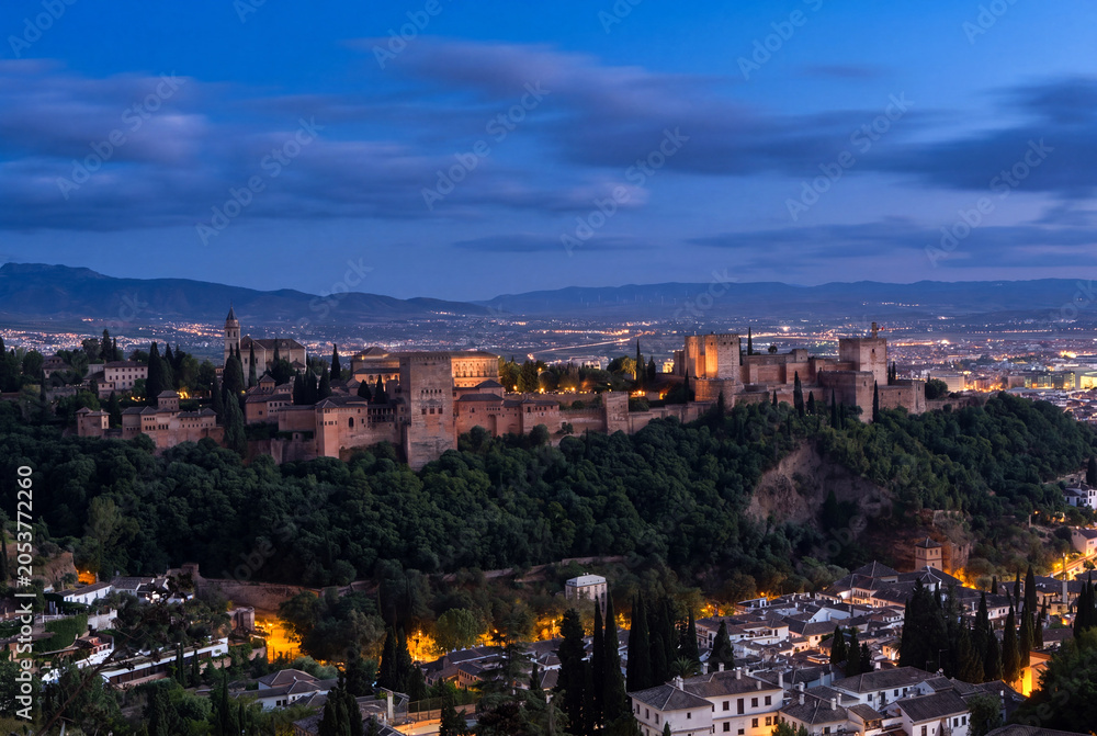 Obraz premium Hermosa hora azul en la Alhambra de Granada, Andalucía 