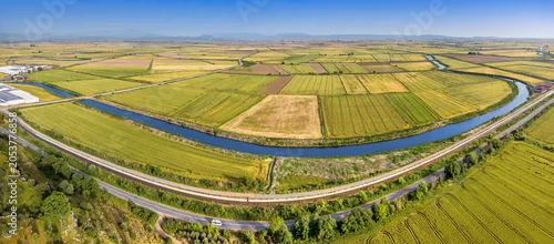 Panel kuchenny z motywem Vast flat agricultural land featuring green and brown crop fields, bordered by a curving Big Menderes river and canal providing water for irrigation in Turkiye