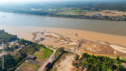 Tableau sur toile High angle view of contrasting river colors blending gradually along the Mekong, symbolizing the confluence of different water sources