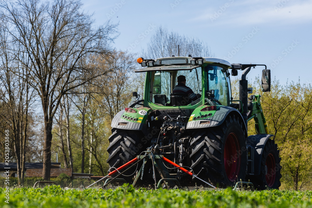Fototapeta premium Bauer mit Traktor auf Feld