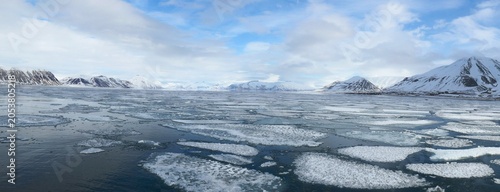 Foto Panoramic View of Arctic Sea Ice in Svalbard Fjord, Norway