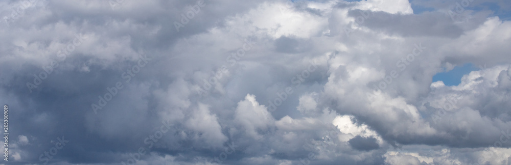 Obraz premium Dramatic stormy sky background with heavy grey and white fluffy cumulus clouds