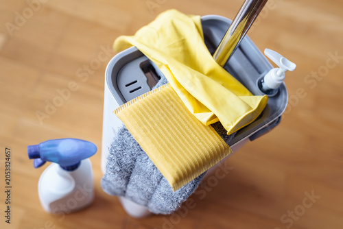 Tableau sur toile cleaning products and accessories for an apartment
