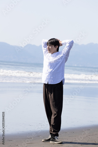 波打ち際を歩く男性