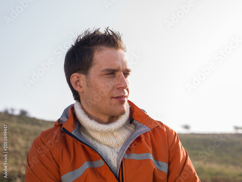 Foto Portrait of young man wearing hiking clothes looking into distance
