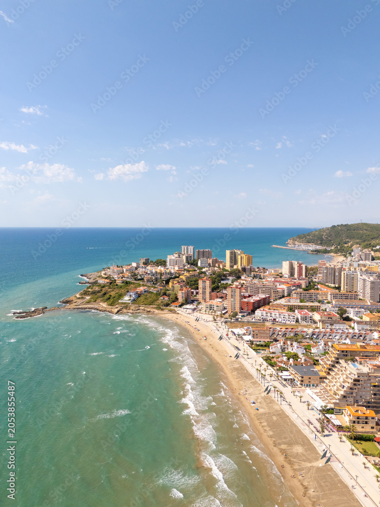 Obraz premium Oropesa del mar coastline showing beach and city buildings
