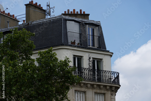Bilde på lerret Paris haussmann building with mansard roof and balcony
