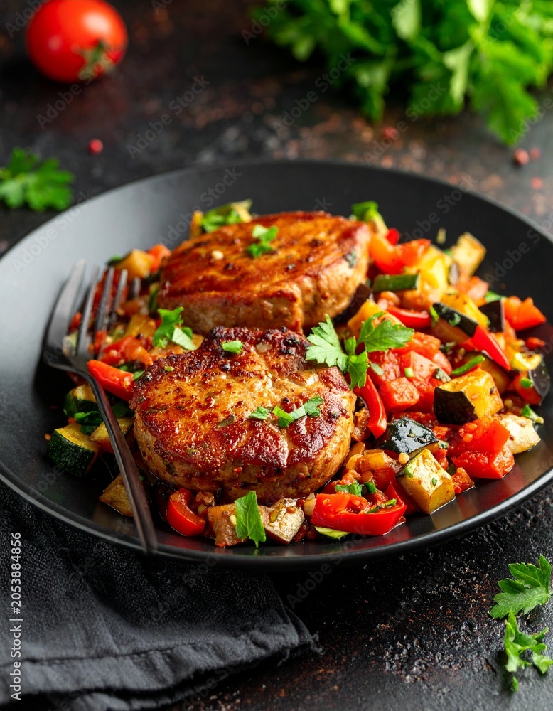 Fototapeta premium Schweinemedaillons mit Ratatouille