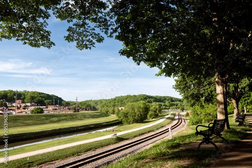 Fotografía Scenic view of railroad tracks and a riverside trail winding through Galena, Ill