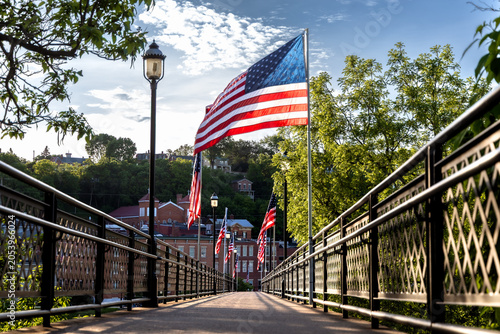 Canvastavla American flags line a pedestrian bridge overlooking historic downtown Galena, Il