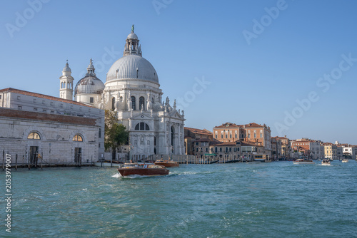 Foto Iconic santa maria della salute basilica and venetian canal with boat in venice