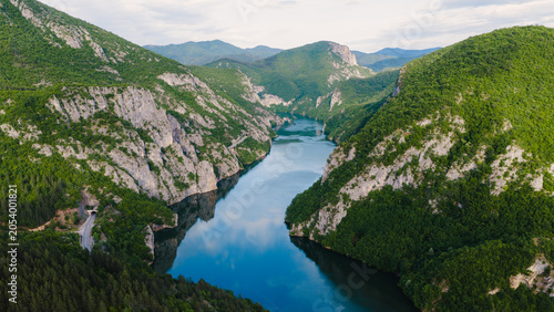Fotografía Drone panorama of calm waters winding through a spectacular mountain canyon land