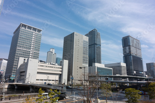 大阪・中之島の高層ビル群と堂島川の都市風景