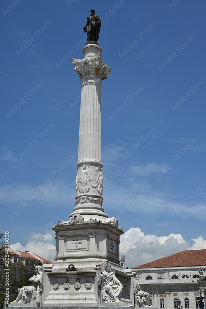 Fototapeta premium a view of a lisbon square
