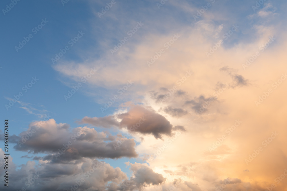 Obraz premium Dramatic orange tinted clouds in a blue sky cloudscapr