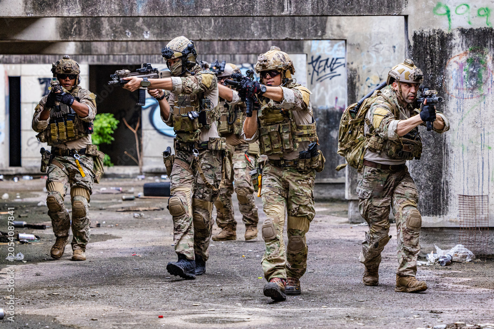 Fototapeta premium Squad Conducting Urban Clearance Maneuver