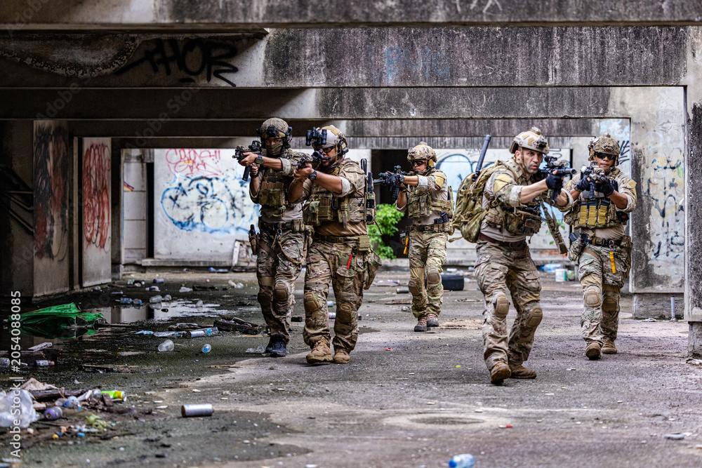Fototapeta premium Squad Conducting Urban Clearance Maneuver