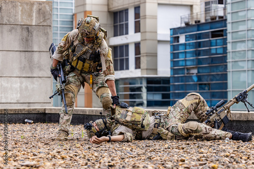 Fotografie Operator Assisting Teammate in Urban AO