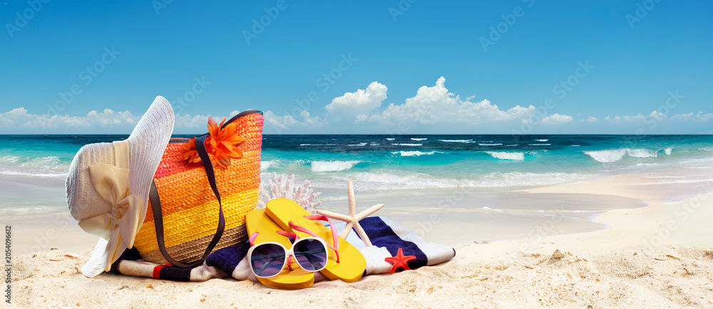 Obraz premium Summer Vacation - Beach Bag And Accessories On Tropical Sand