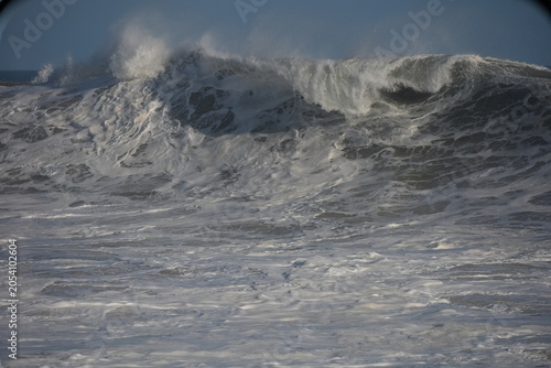 Fotografie peak swell breaking at the wedge