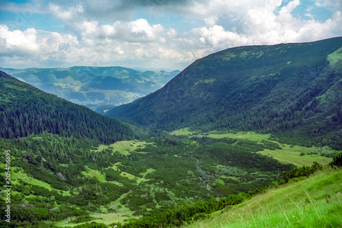 Foto Panoramic view of the Hoverla glacial cirque in the Chornohora Range, Ukrainian Carpathians