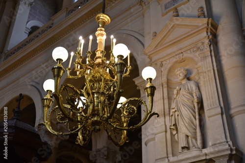 Lustre de l'église de la Trinité à Paris