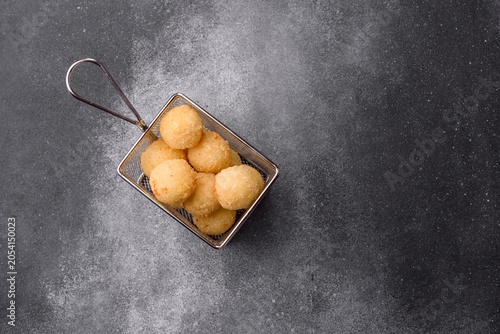 Foto Cheese balls or potato croquettes, golden brown, fried with salt and spices