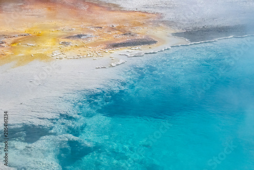Fotografie Turquoise Yellowstone hot spring edge.