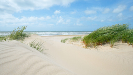 Deken met foto Kamperen Panorama duinen Noordzeestrand onder bewolkte lucht  © Corri Seizinger