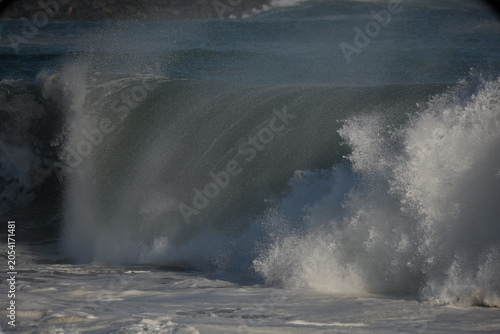 Tableau sur toile Giant shorebreak crashing on the sand at the wedge