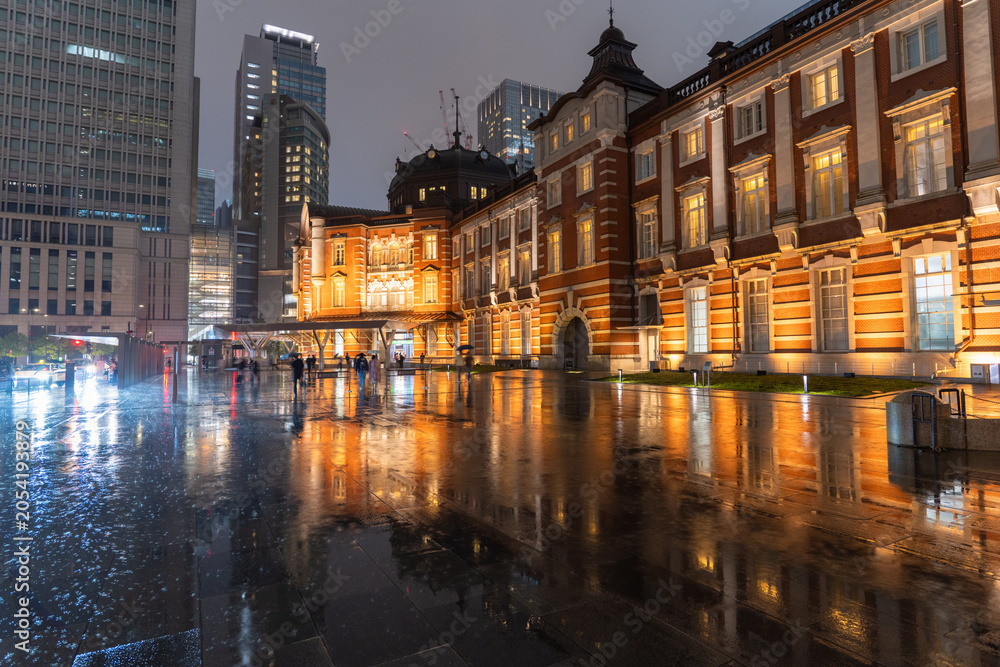 Obraz premium 東京駅丸の内駅舎の雨の夜景 Rainy Night View of Tokyo Station Marunouchi Building, Japan
