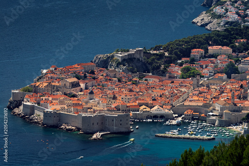 Foto Blick auf die Altstadt von Dubrovnik, Hafen mit Stadtmauer, Kroatien, 01